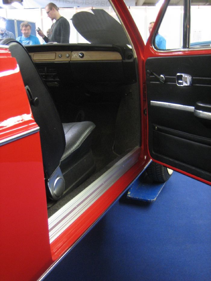411 Cabriolet: View through the passenger door