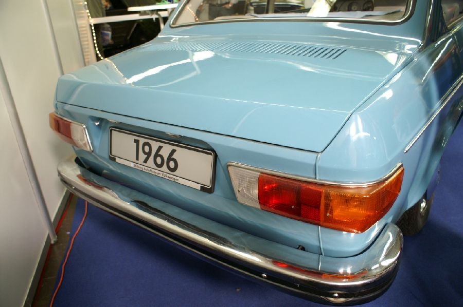 EA 142/411 notchback: rear view