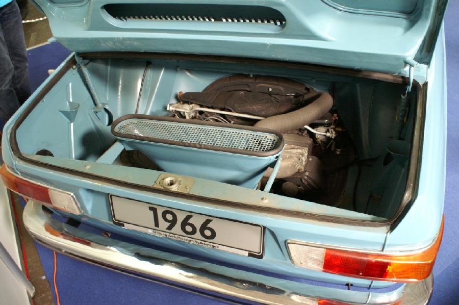 EA 142/411 notchback: engine compartment